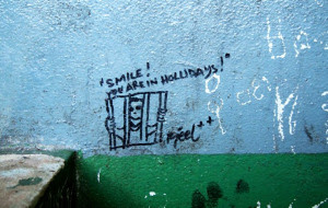 Una scritta nella cella: sorridi, sei in vacanza