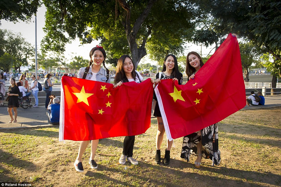 fãs de natação da China disse como eles esperavam para ver o seu pin-up Ningzetao nacional. Nicole, 25, a partir de Suzhou, disse: "Eu estou tão animado de estar aqui é um sonho tornado realidade." Shoushou, 22, a partir de Shenzen, acrescentou: "Estamos todos aqui para o nadador Ningzetao! '