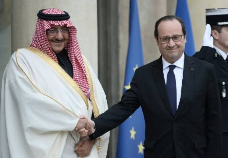 Le prince héritier saoudien Mohammed ben Nayef accueilli par le président François Hollande le prince héritier saoudien Mohammed ben Nayef, le 4 mars 2016 à l'Elysée - STEPHANE DE SAKUTIN/AFP