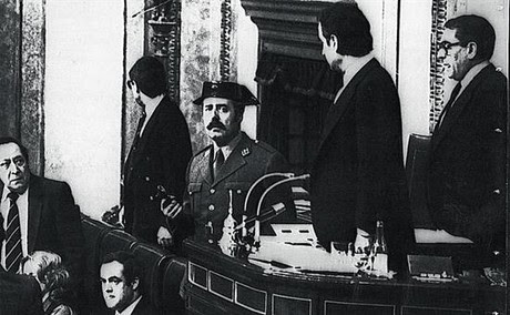 El teniente coronel Antonio Tejero, pistola en mano, en la tribuna del Congreso durante la intentona del 23 de febrero de 1981. El teniente coronel Antonio Tejero, pistola en mano, en la tribuna del Congreso durante la intentona del 23 de febrero de 1981.