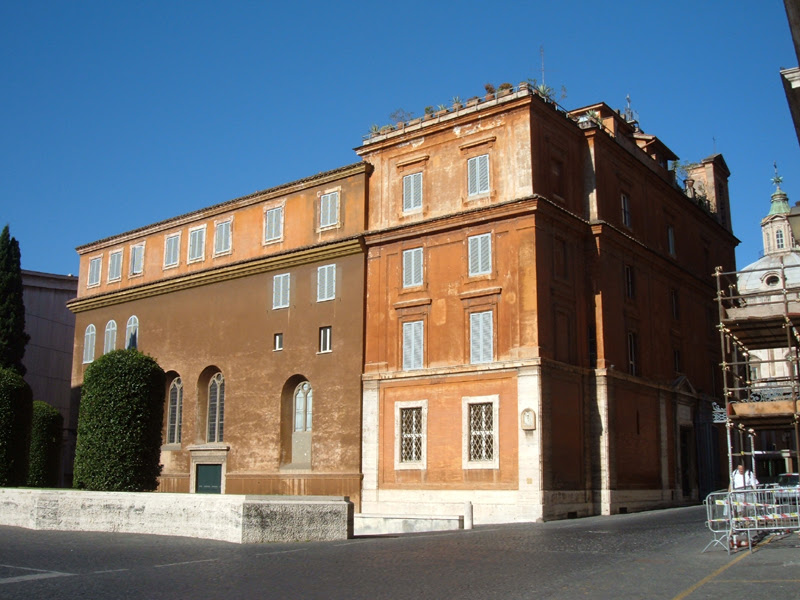 File:Borgo (CdV) - Edificio con SM in Camposanto teutonico.JPG