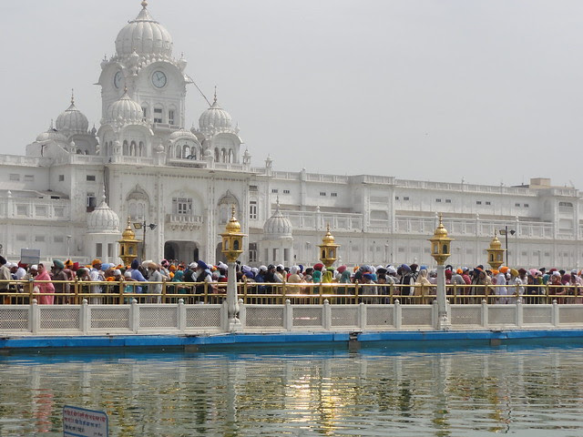 devotees lined up, Harmandir Sahib, Amritsar