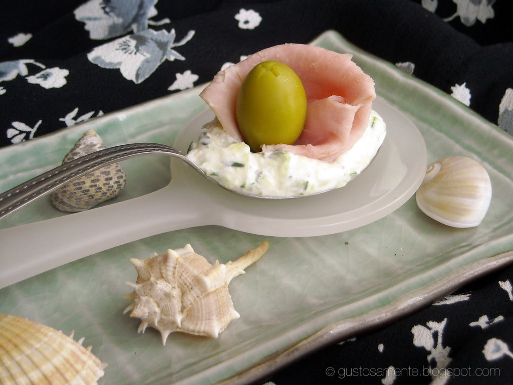 Tzatziki al cucchiaio con boccioli di prosciutto cotto e olive
