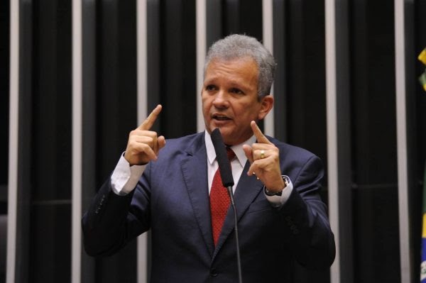 “Estamos dentro do mesmo projeto”, diz André Figueiredo sobre saída de quatro prefeitos do PDT