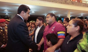 El jefe de Estado venezolano saludó a los familiares de la víctima. 
