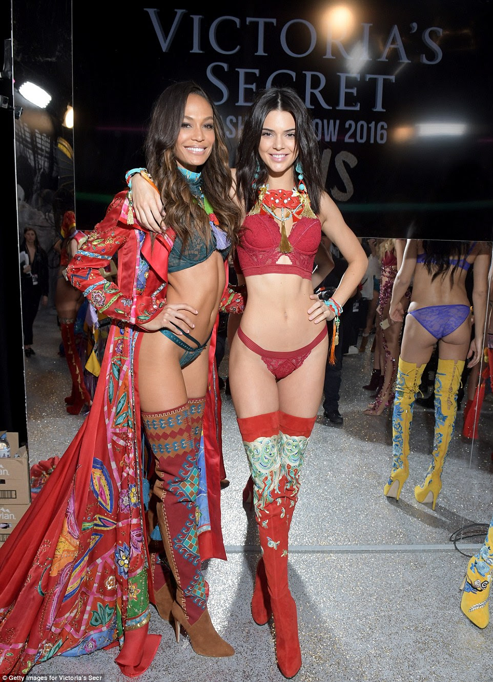 Estamos tão extravagante! Kendall foi agarrado aproximar-se com Joan Smalls, que estava deslumbrante em seu conjunto padronizado
