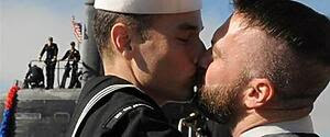 Oficial de San Diego é o primeiro a beijar outro homem em cerimônia da Marinha Oficial de San Diego é o primeiro a beijar outro homem em cerimônia da Marinha