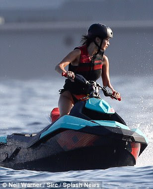 Indo para ele: Mais tarde, a estrela da pista optou por ficar ativo como ela apareceu em um colete salva-vidas e capacete, pulando em um jetski para se divertir no mar