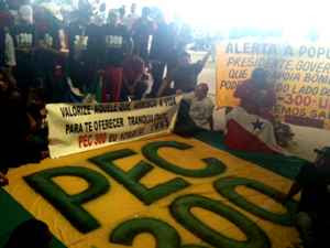 Com bandeiras do Brasil, cartazes e apitos, os manifestantes tomaram conta do Salão Verde (Adriana Caitano/CB/DA Press)