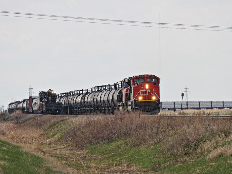 CN 8879 and crane near Winnipeg