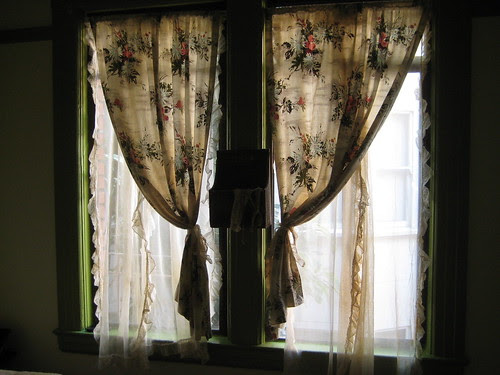 bedroom daytime curtain setup