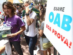 Candidatos chegam à exame da OAB em Belo Horizonte no domingo (11) (Foto: Frederico Haikal/Hoje em Dia/AE)