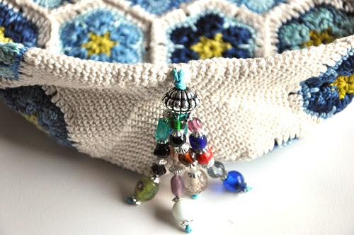 Mia's Blues crochet bag, close up-2