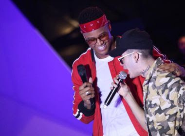Léo Santana recebe MC Kevinho para cantar 'Encaixa' no palco do Salvador Fest