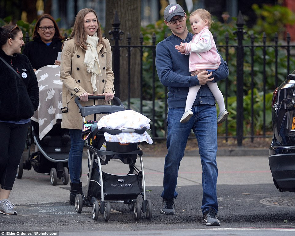 Chelsea Clinton voltou para Nova York depois de passar a noite campanha anterior com sua mãe (acima com Marc Mezvinsky e filha Charlotte)