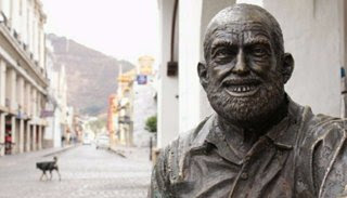 Resignifican la estatua del “Cuchi”en la calle Caseros