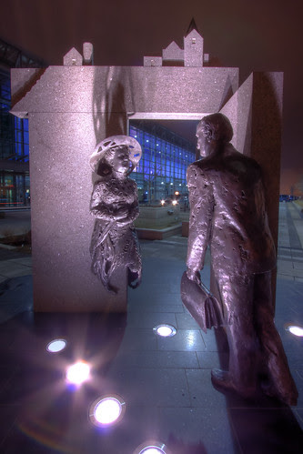 The gost and the Gentleman - Statue outsite Quebec Convention Center