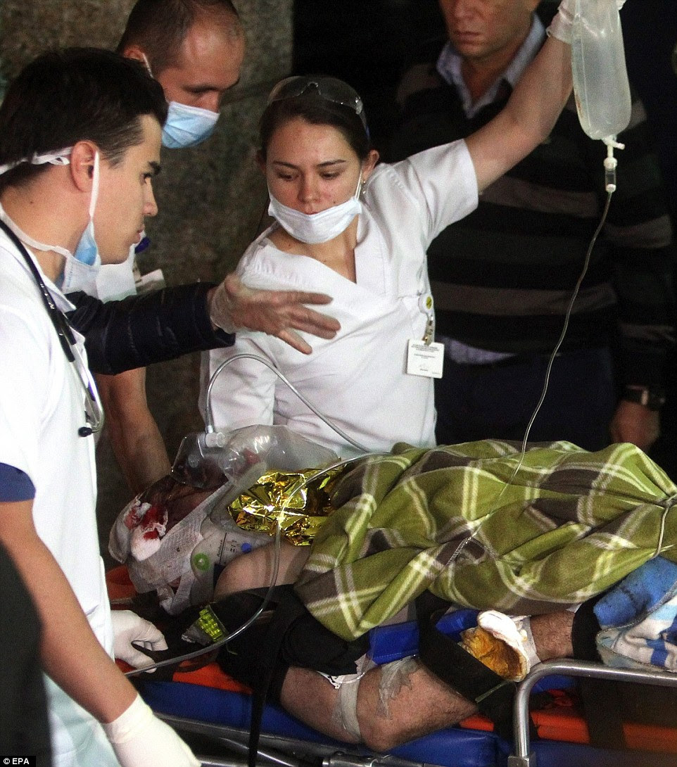 Imagens chocantes mostrou passageiros sendo resgatados do local do acidente, incluindo o jornalista brasileiro Rafael Henze