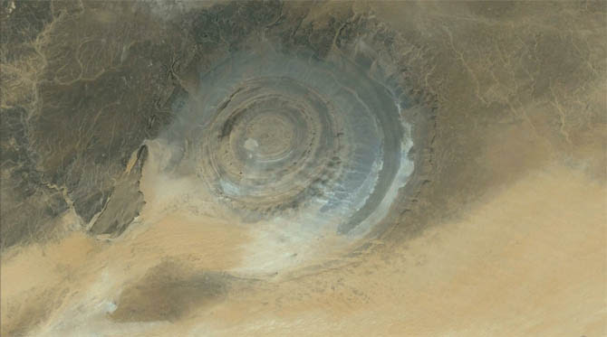 A Estrutura de Richat é uma estrutura circular situada na Mauritânia, no meio do deserto do Saara. Possui cerca de 50 quilômetros de diâmetro, e só pode ser visível em sua totalidade do espaço sideral. Pelas últimas interpretações geológicas, seria o resultado duma erupção vulcânica atípica, ocorrida há 100 milhões de anos, no período cretáceo, que posteriormente teriam afundado devido a um longo processo de erosão.