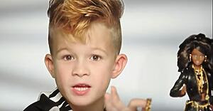 Menino protagoniza comercial da Barbie pela primeira vez desde criação de boneca Menino protagoniza comercial da Barbie pela primeira vez desde criação de boneca