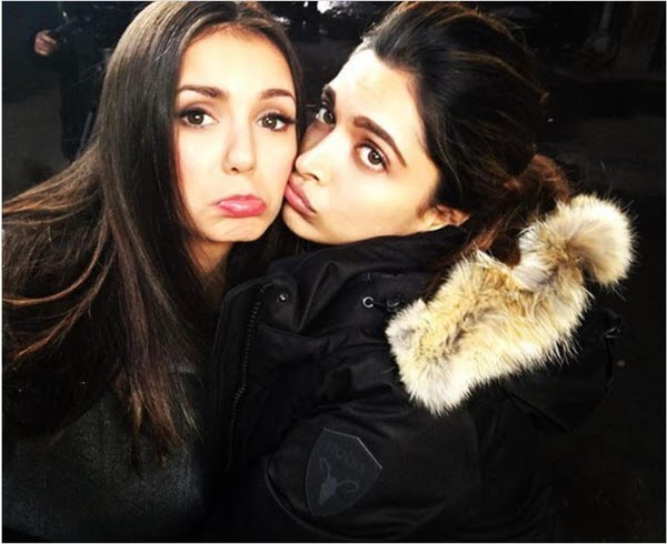 Featured image of post Attitude Selfie Poses For Girls 2018 : Attitude captions for selfie girl.