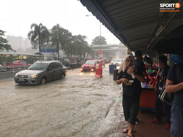 Sân vận động Bukit Jalil đang ngập vì mưa lớn, đội tuyển Việt Nam có khả năng phải thủy chiến với Malaysia - Ảnh 4.
