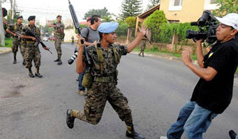 http://letranueva.blogia.com/upload/20090702140744-represion-vs-periodistas-golpe-militar-honduras.jpg