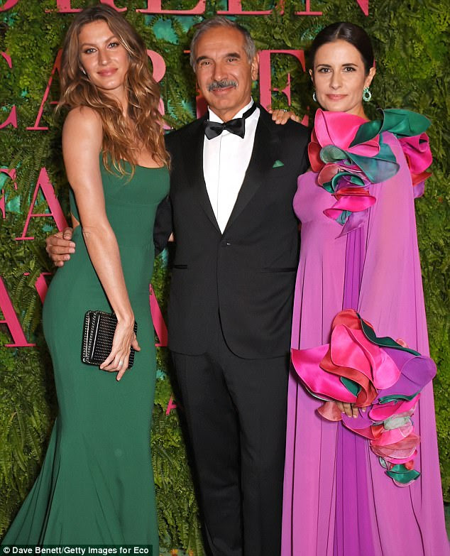 Conversando com os bigwigs: Gisele se misturou com Carlo Capasa, presidente da Câmara Nazionale della Moda Italiana e Livia Firth, da Eco-idade