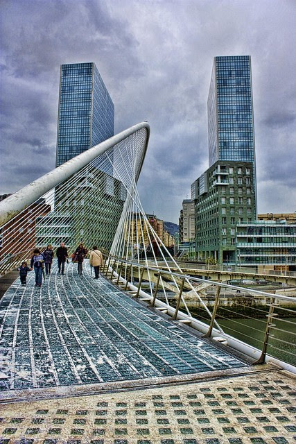 Puente Zubizuri de Santiago Calatrava, frente a las Torres de Isozaki en Bilbao