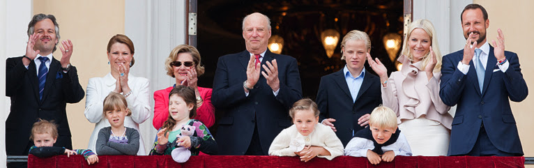 The Royal family outside Stiftsgården 2006 (Photo: Gorm Kallestad, Scanpix)