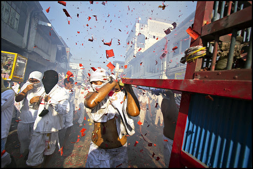 Boom! Carrying the gods through a hail of firecrackers!