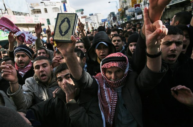 http://salam-online.com/site/wp-content/uploads/2012/11/Palestina-demo-di-gaza-protes-pernyataan-abbas-jpeg.image_-620x410.jpg
