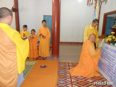 Thượng toạ Thích Minh Chánh tuyên sớ trong lễ Cầu siêu - Hinh PTTPGQT