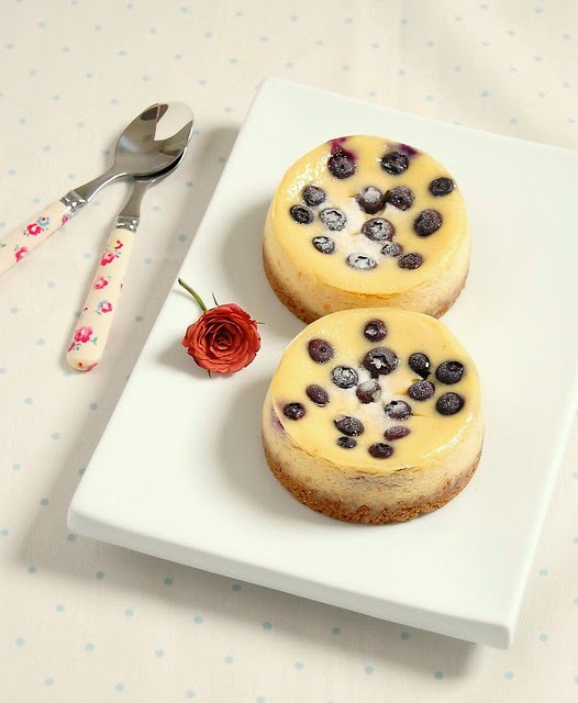 Vanilla bean and blueberry mini cheesecakes / Mini cheesecakes de baunilha e mirtilos