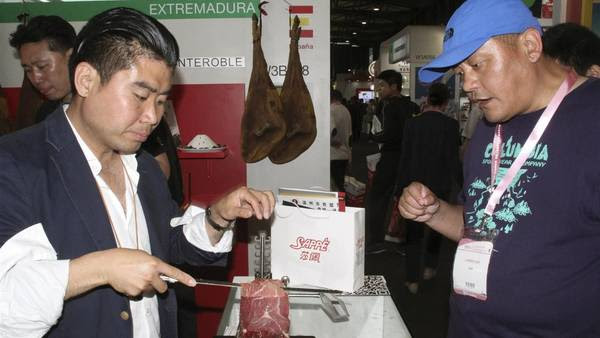 Sial. Es la feria internacional de alimentos más grande del mundo y este año se hace en Shanghai, China. Hasta allí llegaron los funcionarios de Córdoba, Santa Fé y Entre Ríos para acompañar a sus empresarios en la búsqueda de nuevos negocios.
Foto EFE