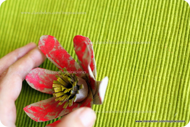 Manualidades: Rápida flor de loto con hechas con rollos de papel higiénico