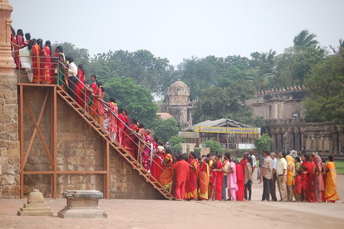 In Thanjavur stehen Pilger an um den grössten Shiva Tempel Indiens zu besuchen.