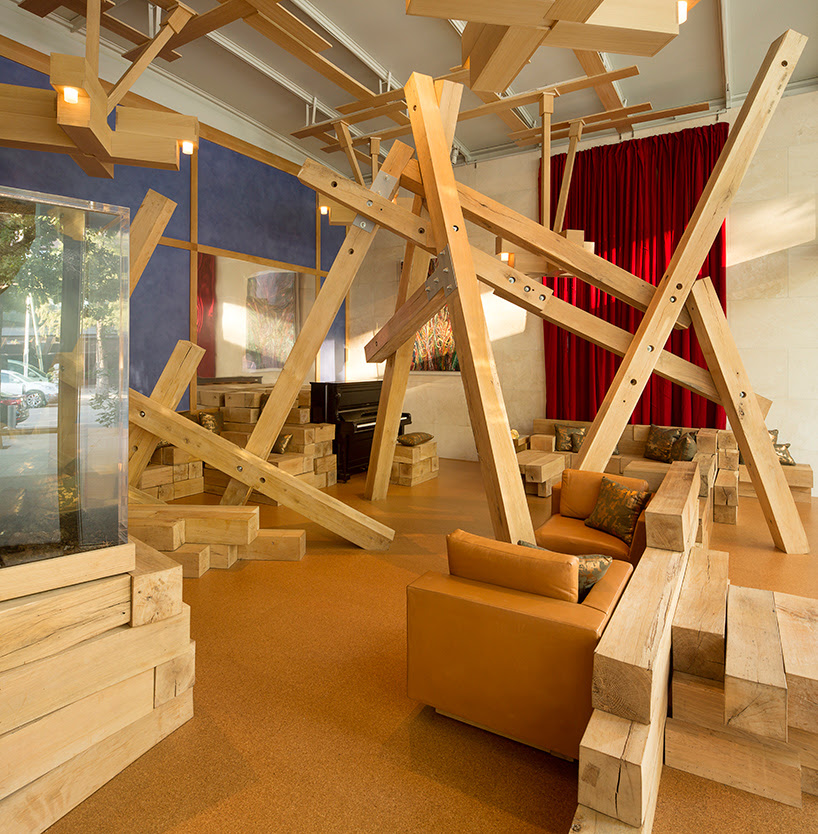 edwin-chan-chalet-installation-piero-golia-nasher-sculpture-center-dallas-designboom-02