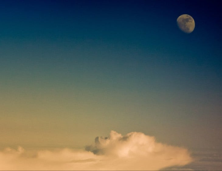 foto romada del momento perfecto en que las nubes forman a un hombre descansado