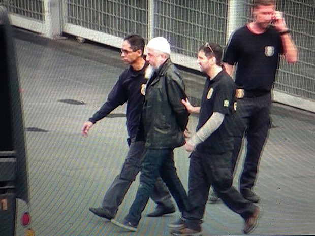 Reprodução de vídeo mostra agentes da Polícia Federal (PF) conduzindo um dos suspeitos presos na Operação Hashtag, no Aeroporto Intercional de Guarulhos, na Grande São Paulo, nesta quinta-feira (Foto: Mario Angelo/Sigmapress/Estadão Conteúdo)