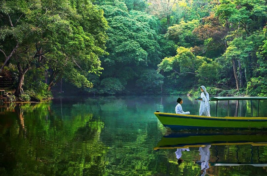 15 Tempat Wisata di Jawa Barat yang Wajib Dikunjungi 15 Tempat Wisata di Jawa Barat yang Wajib Dikunjungi