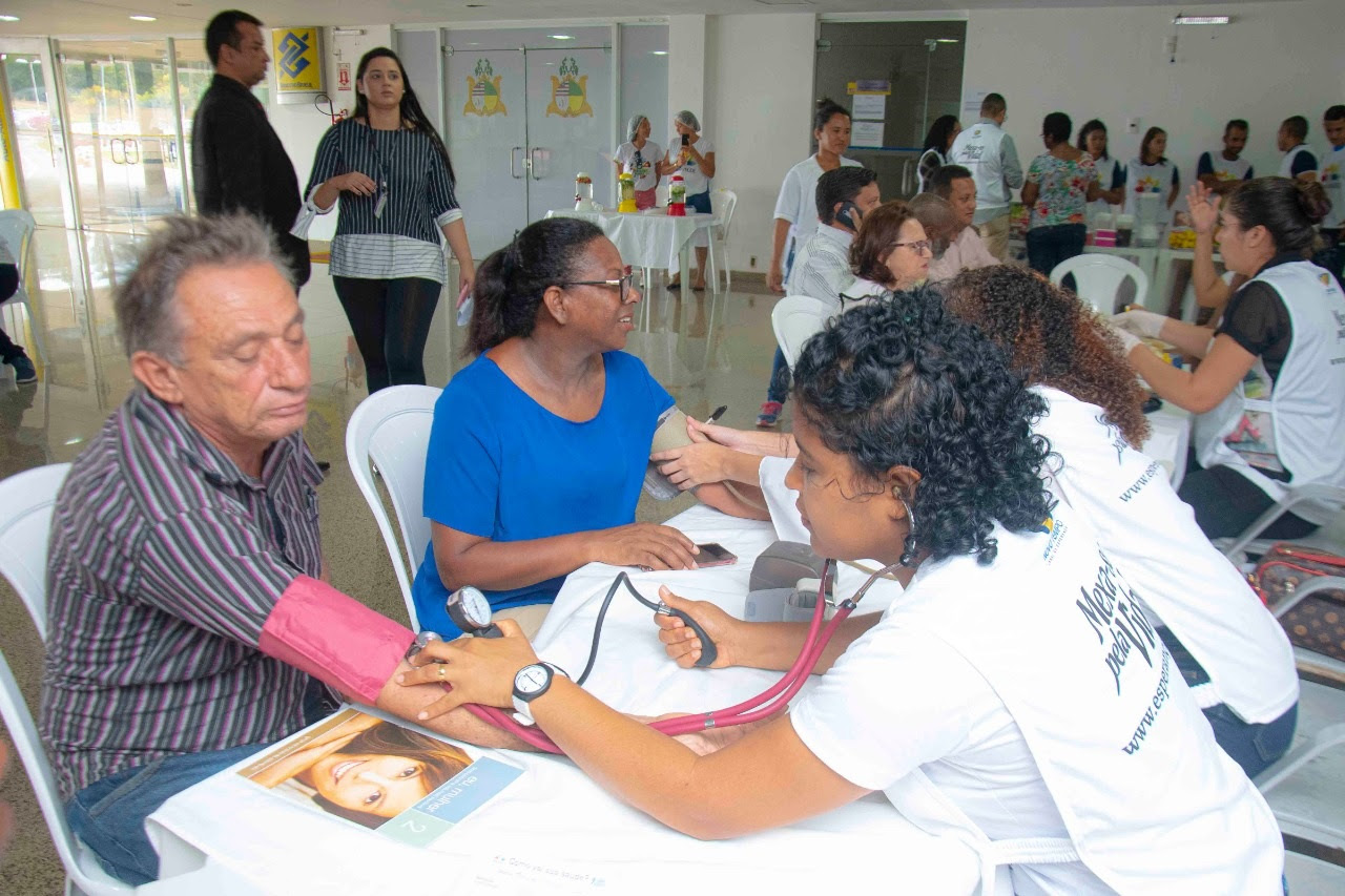 Enfermeiros realizam aferição da pressão arterial em participantes do evento 