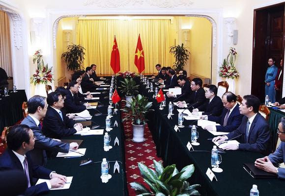 General view of the meeting between Chinese State Councilor Yang Jiechi (5th L) and Vietnamese Foreign Minister Pham Binh Minh (5th R) at the Government's Guesthouse, in Hanoi June 18, 2014. REUTERS/Luong Thai Linh/Pool