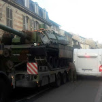 Le centre-ville de Sainte-Ménehould bloqué par un char de combat et une caravane