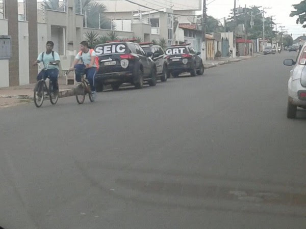 Carros da polícia na residência do ex-prefeito de Bacabal