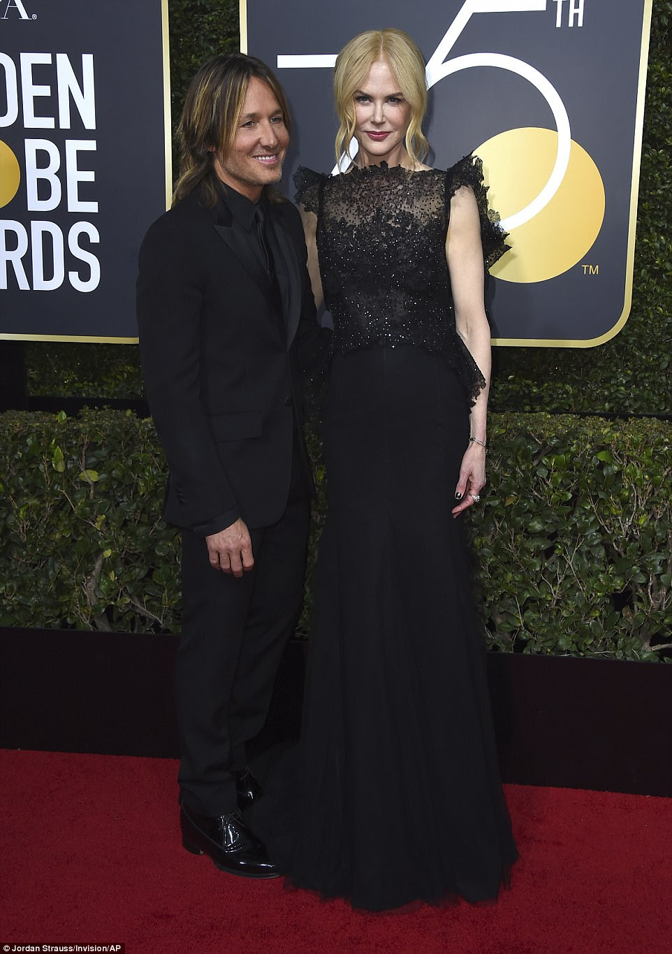 Data da noite: A estrela do país, Keith Urban e a esposa, Nicole Kidman, ficaram próximas em seus looks coloridos; Nicole usava um vestido Givenchy
