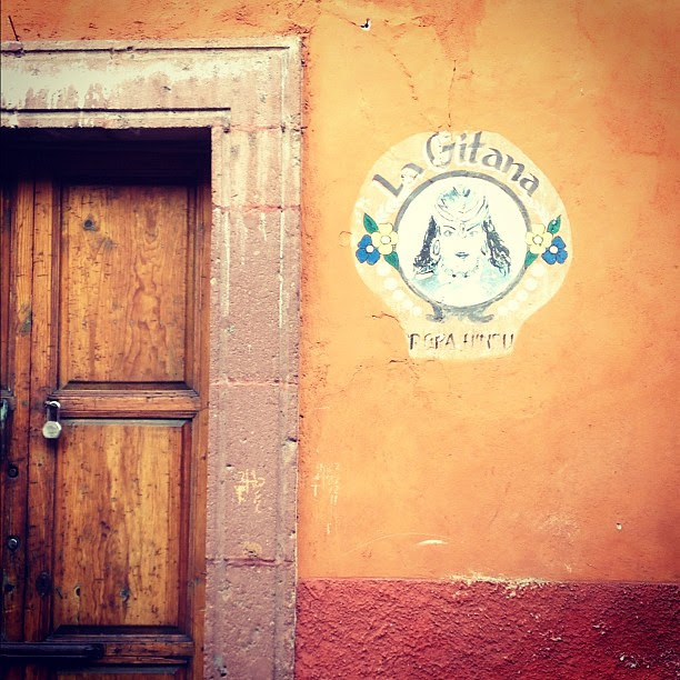 San Miguel de Allende, onde os nomes das lojas são pintados. #méxico
