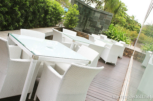 The Lobby at Acacia Hotel Manila Al Fresco Area