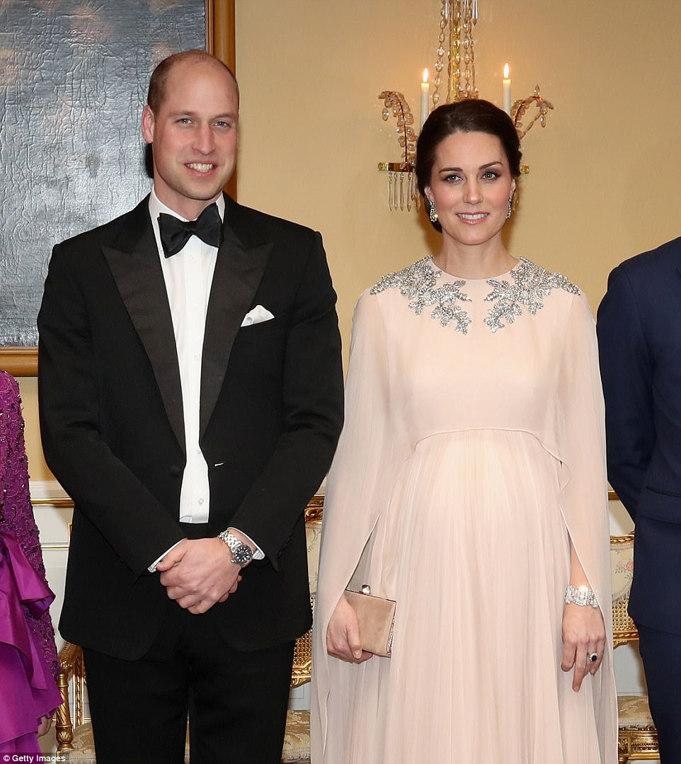 O Duque de Cambridge e a esposa da Duquesa de Cambridge participam de um jantar no Palácio Real. Kate grávida, acessada com o bracelete de diamantes que a rainha usava no dia do casamento