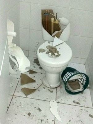 Até os banheiros do Clube Acampar foram destruídos (Foto: Cedida)